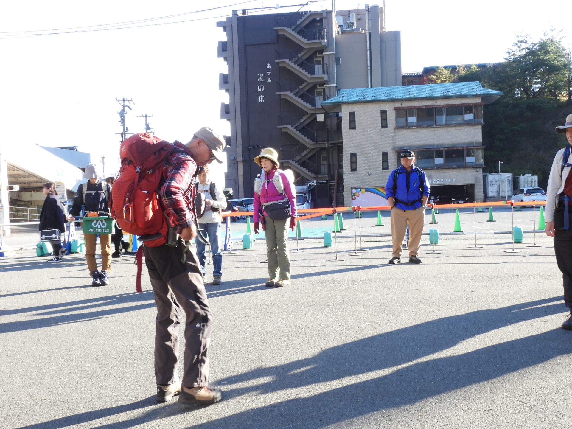 登山前のリュックの背負い方を確認