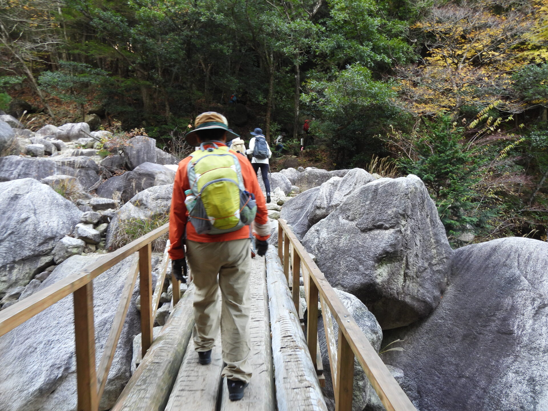 川べりを歩きます